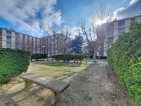 À vendre : Appartement lumineux rénové de 4 pièces 3 chambres 13013 - Secteur Saint Mitre Res. Les Prairies