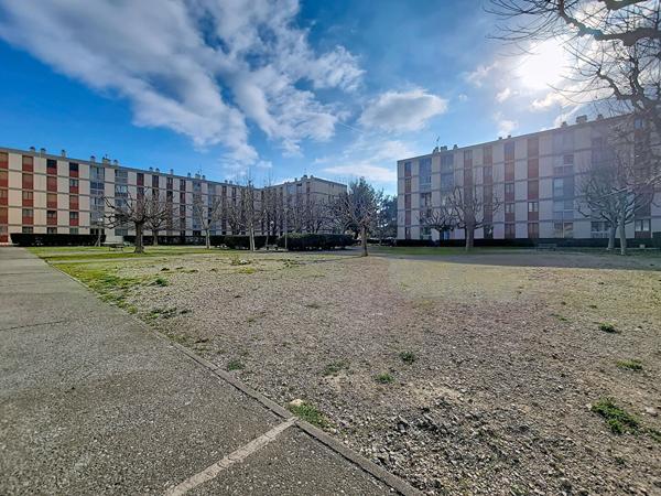 À vendre : Appartement lumineux rénové de 4 pièces 3 chambres 13013 - Secteur Saint Mitre Res. Les Prairies