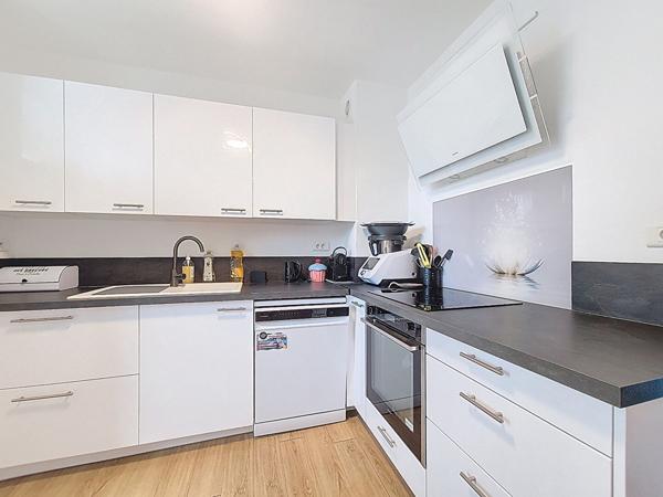 À vendre : Appartement lumineux rénové de 4 pièces 3 chambres 13013 - Secteur Saint Mitre Res. Les Prairies