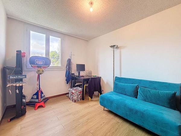 À vendre : Appartement lumineux rénové de 4 pièces 3 chambres 13013 - Secteur Saint Mitre Res. Les Prairies