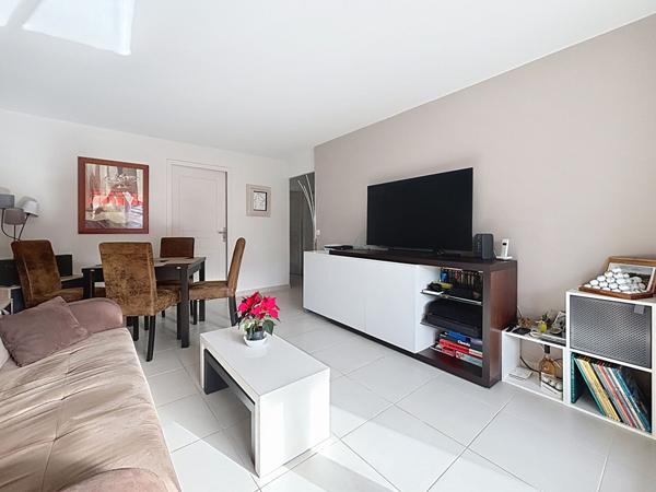 FREJUS - PROCHE BASE NATURE - T2 rénové avec terrasse et piscine - calme et ensoleillé