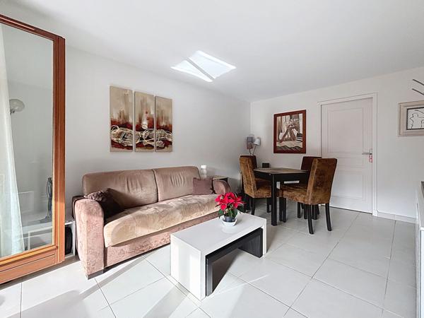 FREJUS - PROCHE BASE NATURE - T2 rénové avec terrasse et piscine - calme et ensoleillé