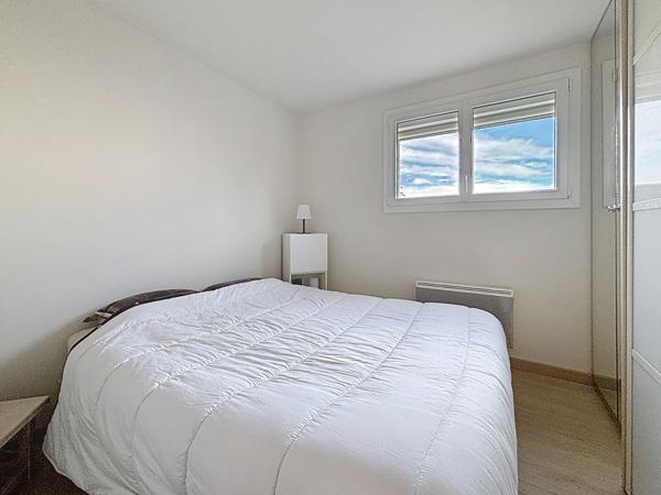 FREJUS - PROCHE BASE NATURE - T2 rénové avec terrasse et piscine - calme et ensoleillé