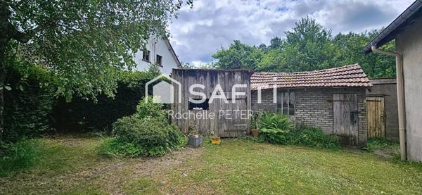 Gros potentiel pour cette grande maison de village à rénover, avec terrain plat, toiture neuve !