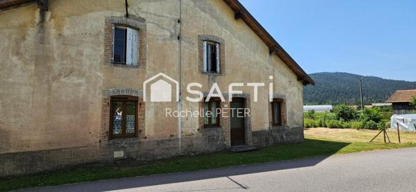 Gros potentiel pour cette grande maison de village à rénover, avec terrain plat, toiture neuve !