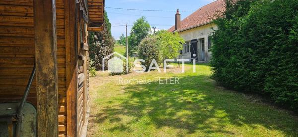 Gros potentiel pour cette grande maison de village à rénover, avec terrain plat, toiture neuve !