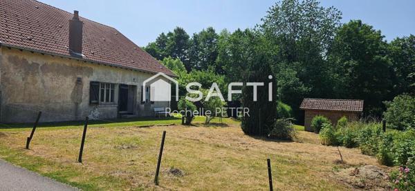 Gros potentiel pour cette grande maison de village à rénover, avec terrain plat, toiture neuve !