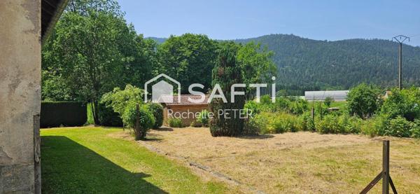 Gros potentiel pour cette grande maison de village à rénover, avec terrain plat, toiture neuve !