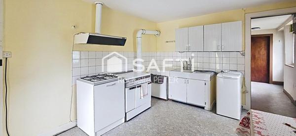 Gros potentiel pour cette grande maison de village à rénover, avec terrain plat, toiture neuve !