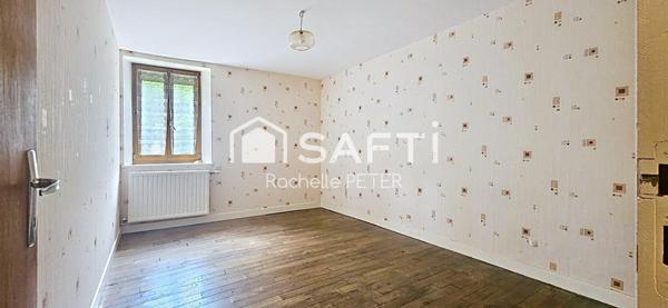 Gros potentiel pour cette grande maison de village à rénover, avec terrain plat, toiture neuve !