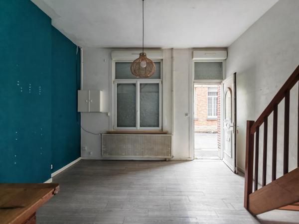 Idéalement située rue de la Poste à Saint Amand Les Eaux