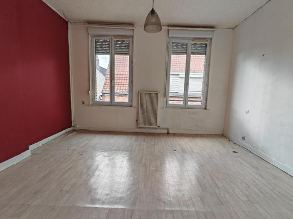 Idéalement située rue de la Poste à Saint Amand Les Eaux