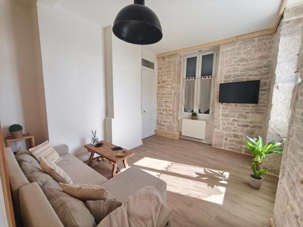 Investissez dans le charme et la rentabilité avec ce 2 pièces rénové à Mâcon.