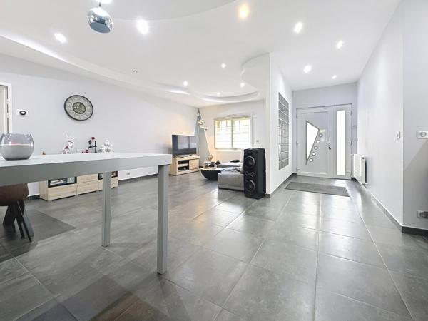Plain pied rénové avec 2 garages