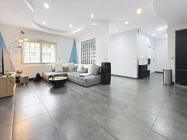 Plain pied rénové avec 2 garages