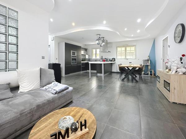 Plain pied rénové avec 2 garages