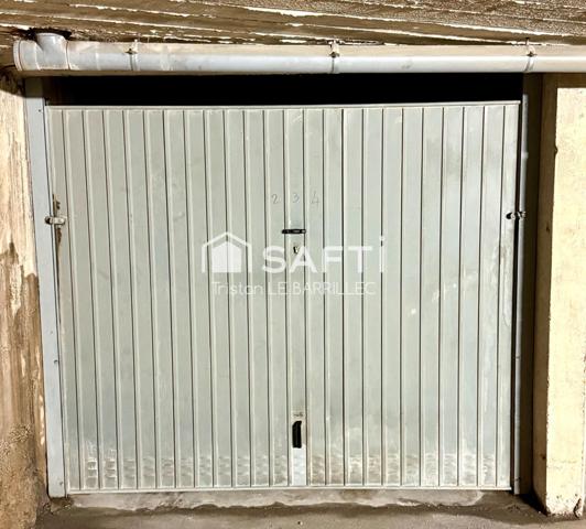 Box fermé 16m2, proche du centre.