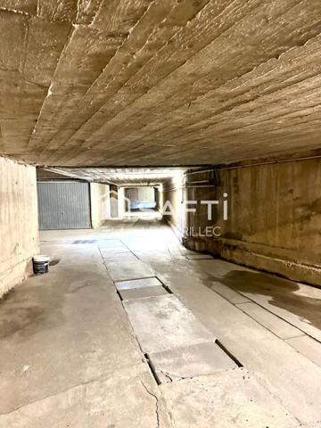 Box fermé 16m2, proche du centre.