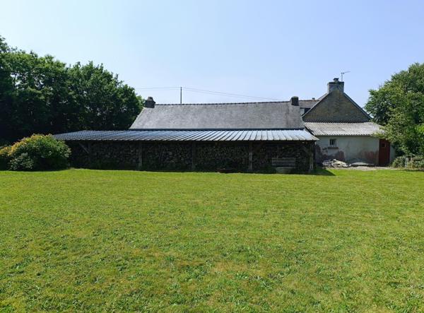 29390 Leuhan maison de 80 m² 2 chambres beau salon séjour dépendance et 1.1 hectare