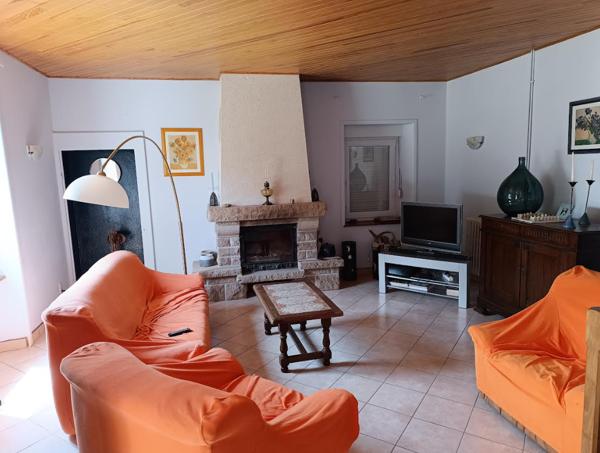 29390 Leuhan maison de 80 m² 2 chambres beau salon séjour dépendance et 1.1 hectare