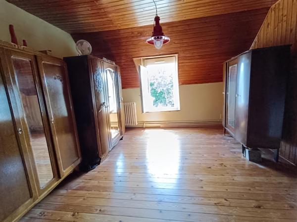 29390 Leuhan maison de 80 m² 2 chambres beau salon séjour dépendance et 1.1 hectare