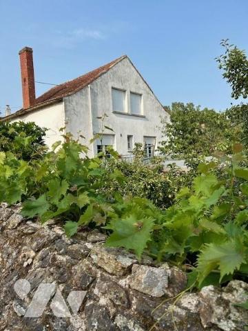 SSAINT ETIENNE DE MONTLUC - Maison à rénover (116 m²) avec nombreuses annexes.