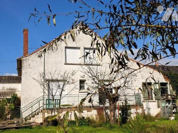 SSAINT ETIENNE DE MONTLUC - Maison à rénover (116 m²) avec nombreuses annexes.