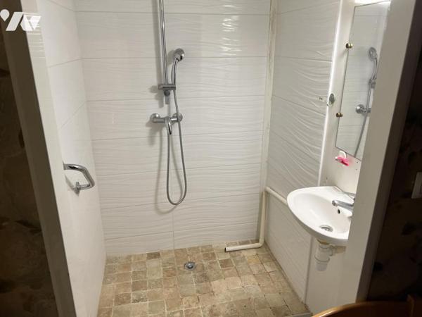 SSAINT ETIENNE DE MONTLUC - Maison à rénover (116 m²) avec nombreuses annexes.