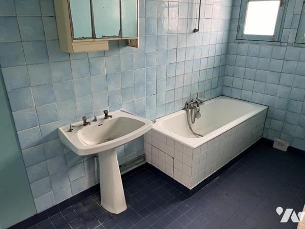 SSAINT ETIENNE DE MONTLUC - Maison à rénover (116 m²) avec nombreuses annexes.