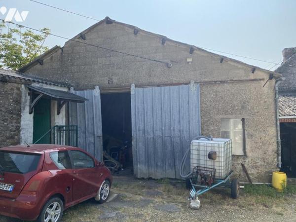 SSAINT ETIENNE DE MONTLUC - Maison à rénover (116 m²) avec nombreuses annexes.