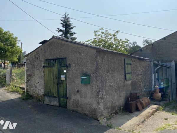 SSAINT ETIENNE DE MONTLUC - Maison à rénover (116 m²) avec nombreuses annexes.