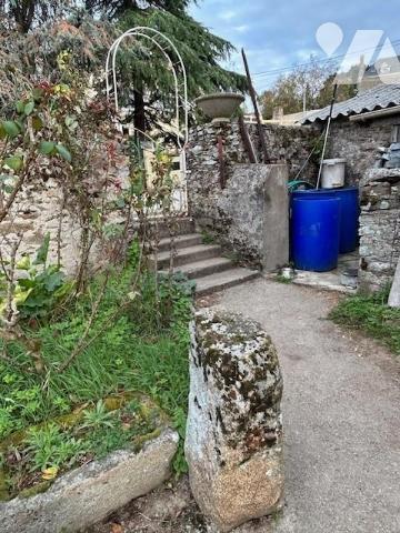 SSAINT ETIENNE DE MONTLUC - Maison à rénover (116 m²) avec nombreuses annexes.