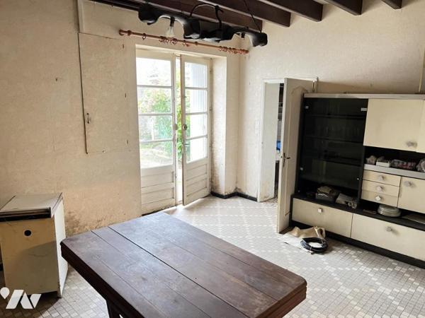 SSAINT ETIENNE DE MONTLUC - Maison à rénover (116 m²) avec nombreuses annexes.