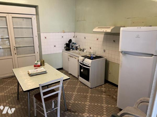 SSAINT ETIENNE DE MONTLUC - Maison à rénover (116 m²) avec nombreuses annexes.