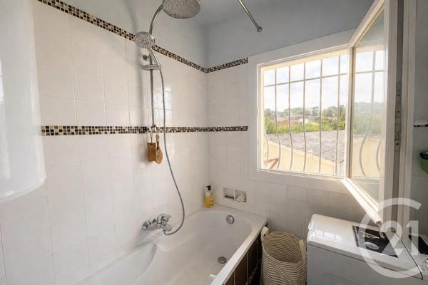 Appartement F3 à vendre  3 pièces - 57 m 2   SANARY SUR MER  - 83