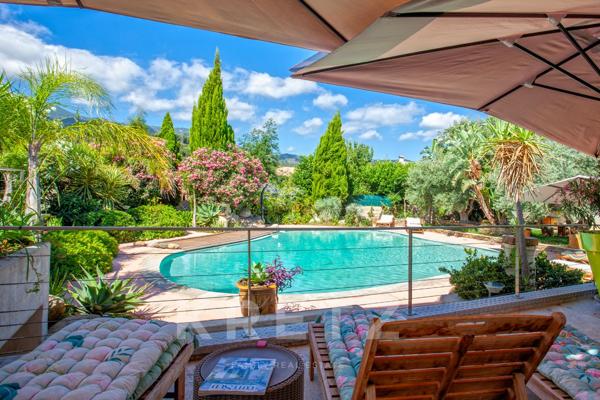 Maison d'architecte avec piscine et vue mer