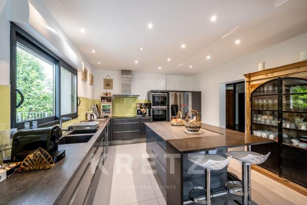 Maison d'architecte avec piscine et vue mer