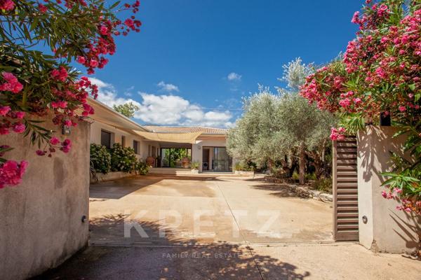 Maison d'architecte avec piscine et vue mer