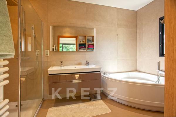 Maison d'architecte avec piscine et vue mer