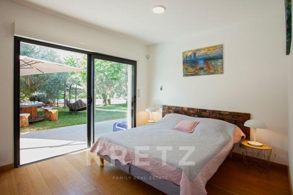 Maison d'architecte avec piscine et vue mer