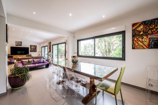 Maison d'architecte avec piscine et vue mer
