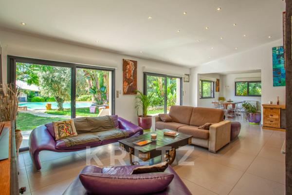 Maison d'architecte avec piscine et vue mer