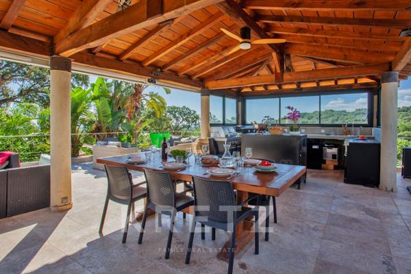 Maison d'architecte avec piscine et vue mer