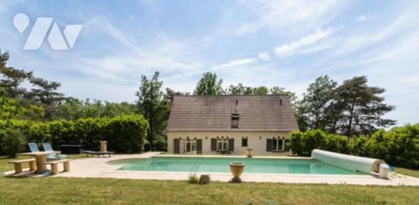 Pavillon sur sous-sol édifié en 2000 avec piscine enterrée.