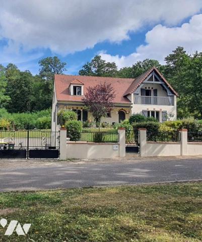 Pavillon sur sous-sol édifié en 2000 avec piscine enterrée.