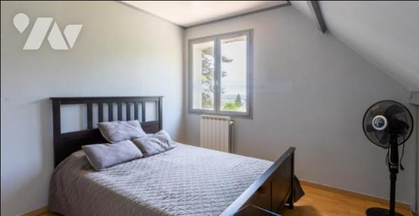 Pavillon sur sous-sol édifié en 2000 avec piscine enterrée.