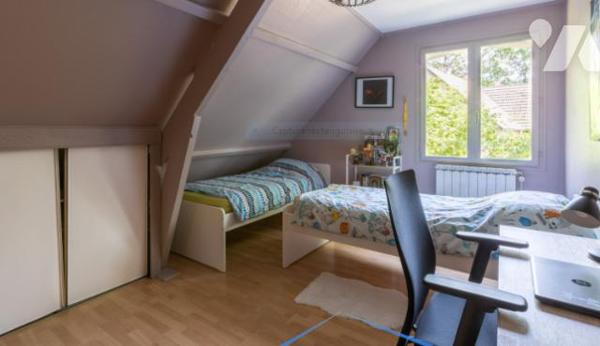 Pavillon sur sous-sol édifié en 2000 avec piscine enterrée.