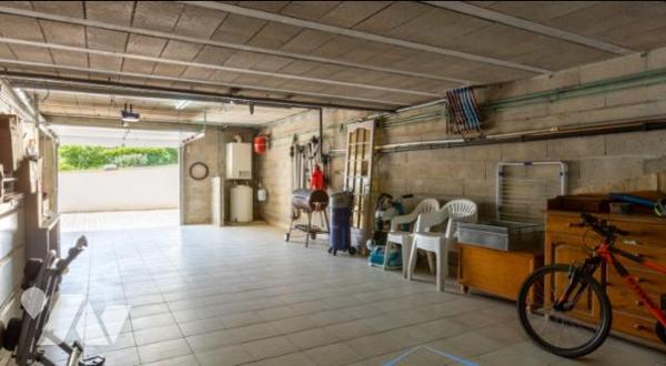 Pavillon sur sous-sol édifié en 2000 avec piscine enterrée.