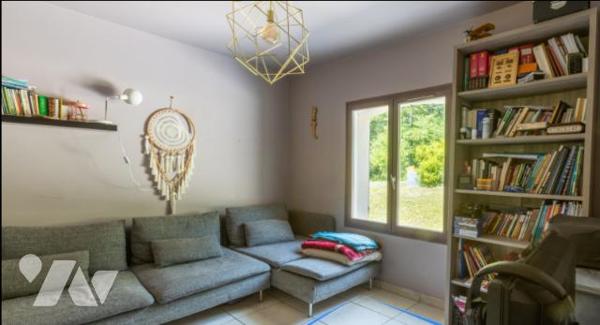 Pavillon sur sous-sol édifié en 2000 avec piscine enterrée.