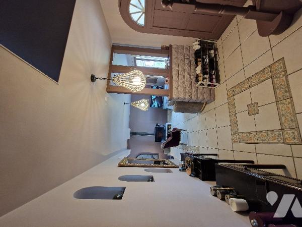 Pavillon sur sous-sol édifié en 2000 avec piscine enterrée.